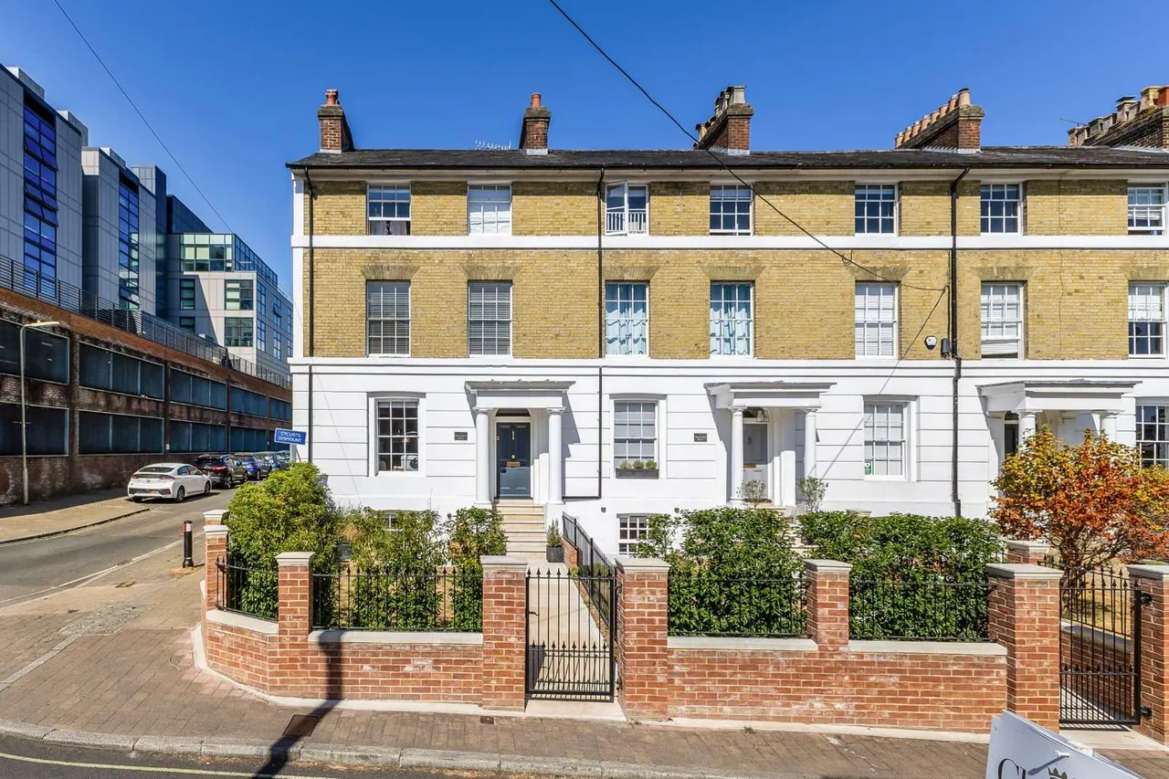 2 bed flat for sale — Parmenter House, Tower Street, Winchester, Hampshire, SO23 8TA