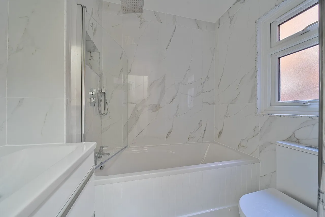 Honley Road, London, SE6, photo 2