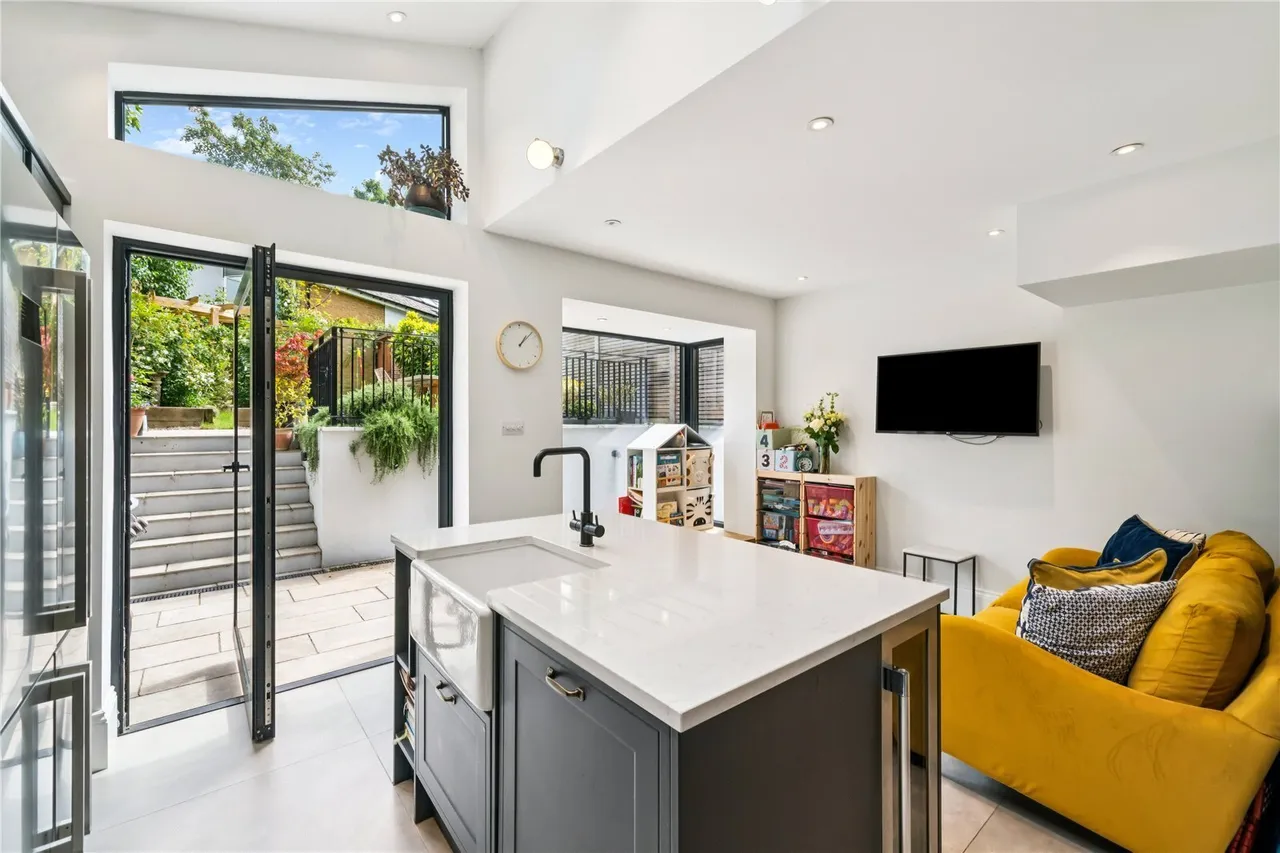 4 bed flat for sale, Endlesham Road, London, SW12