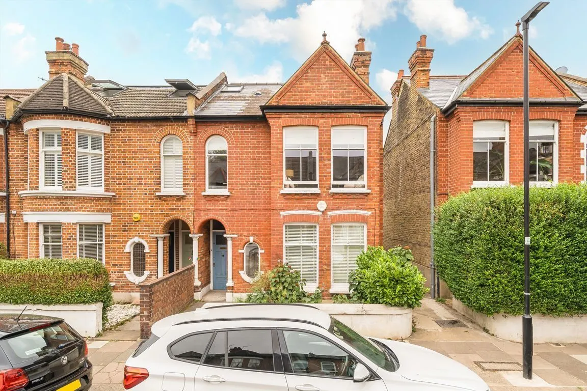 3 bed property for sale, Haverhill Road, SW12