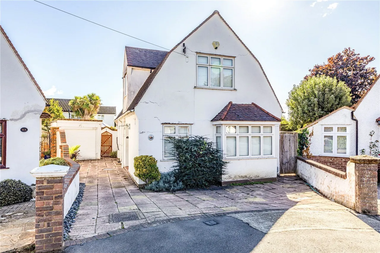 4 bed house for sale, Circle Gardens, Byfleet