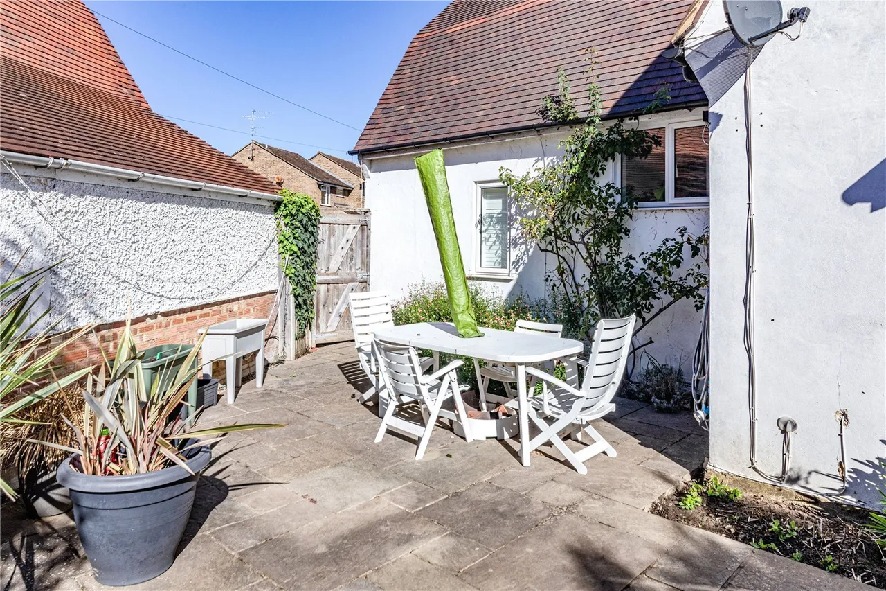 Circle Gardens, Byfleet, photo 29