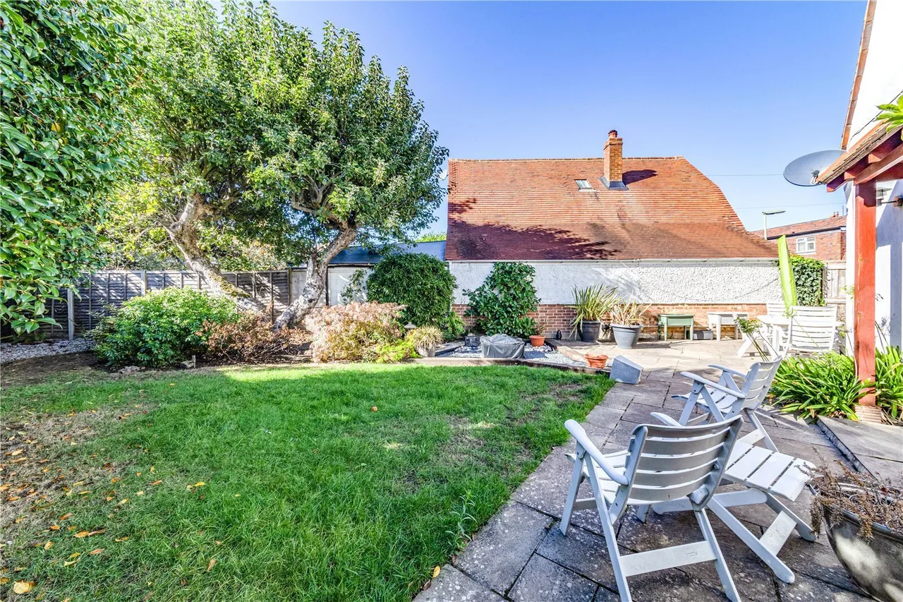 Circle Gardens, Byfleet, photo 26