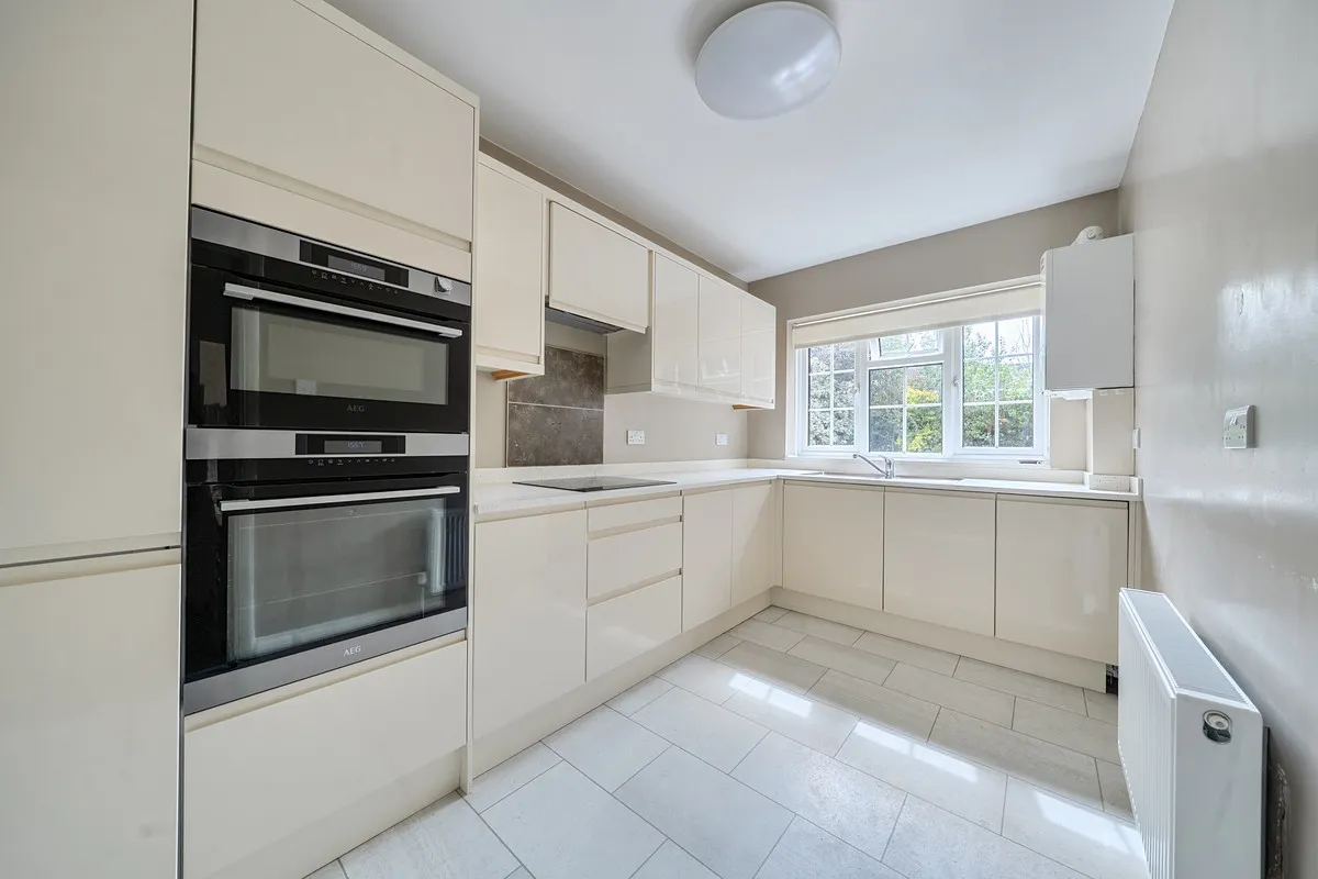 Firgrove Court, Farnham, GU9, photo 5