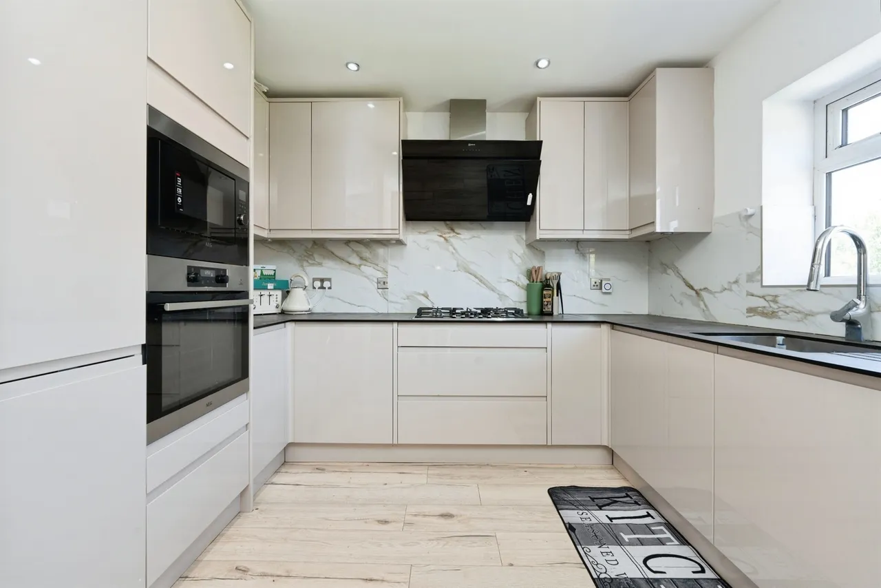 4 bed house for sale — Sefton Avenue, Harrow