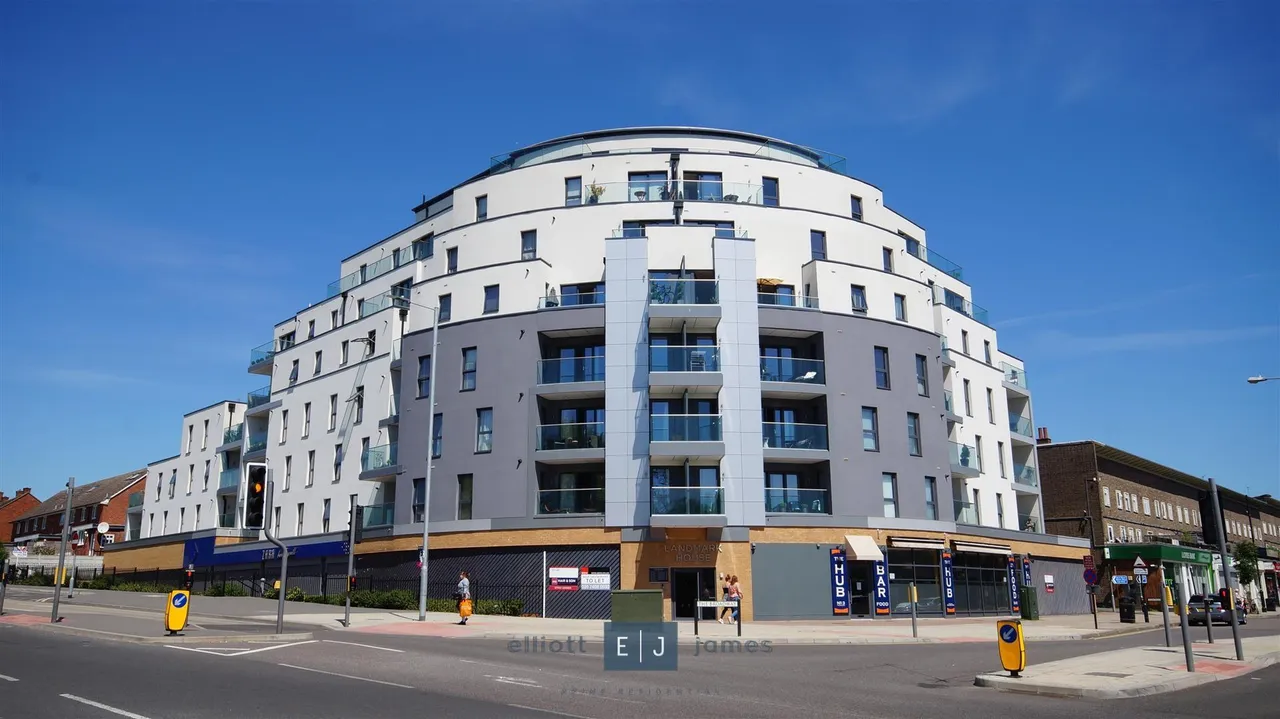 2 bed flat for sale, The Broadway, Loughton, IG10