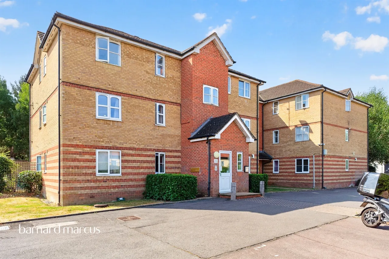 2 bed flat for sale — Lucas Gardens, London