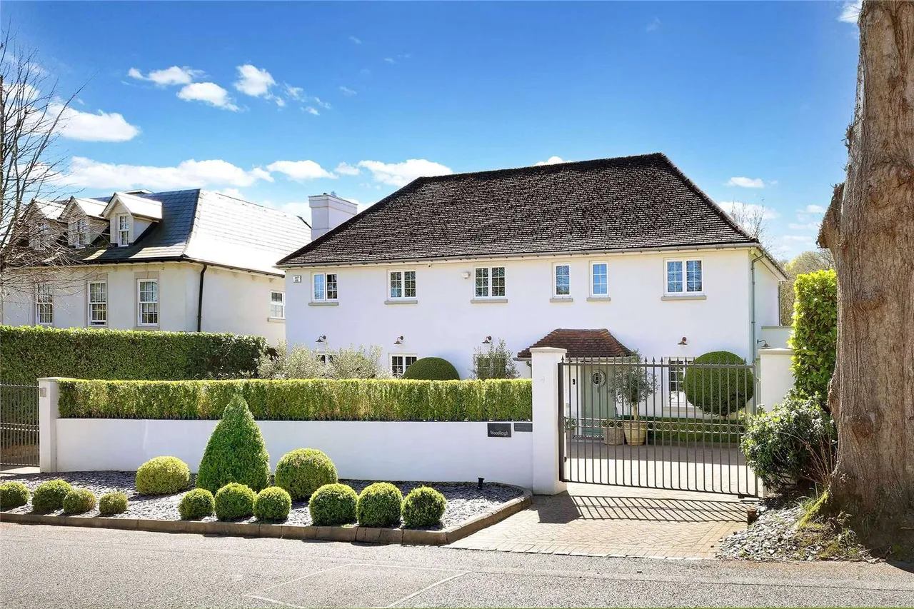 6 bed house for sale — Woodhill Avenue, Gerrards Cross, Buckinghamshire, SL9 8DS