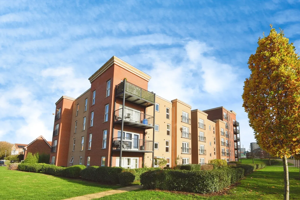 2 bed flat for sale — Blake Avenue, Basildon, Essex, SS14