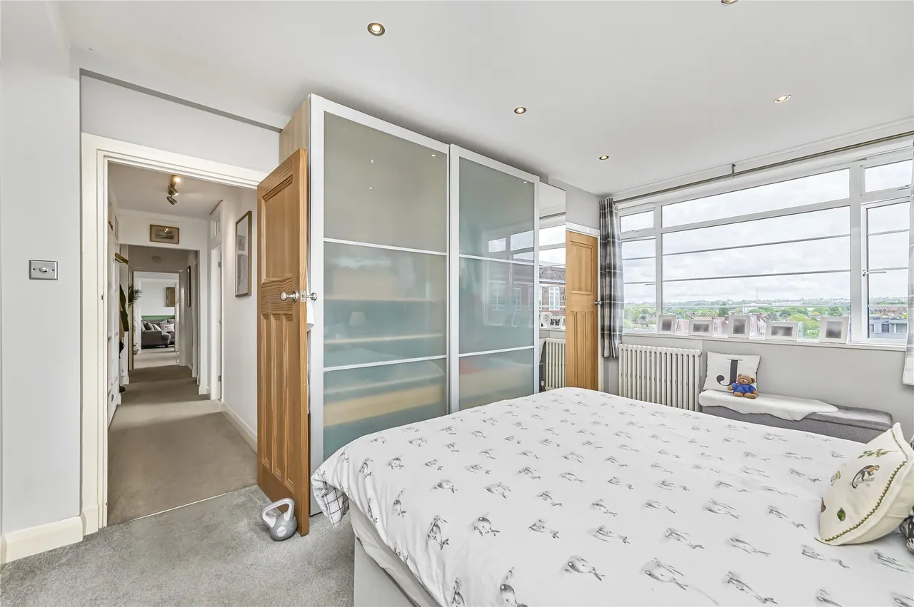 Balham High Road, London, SW17, photo 12