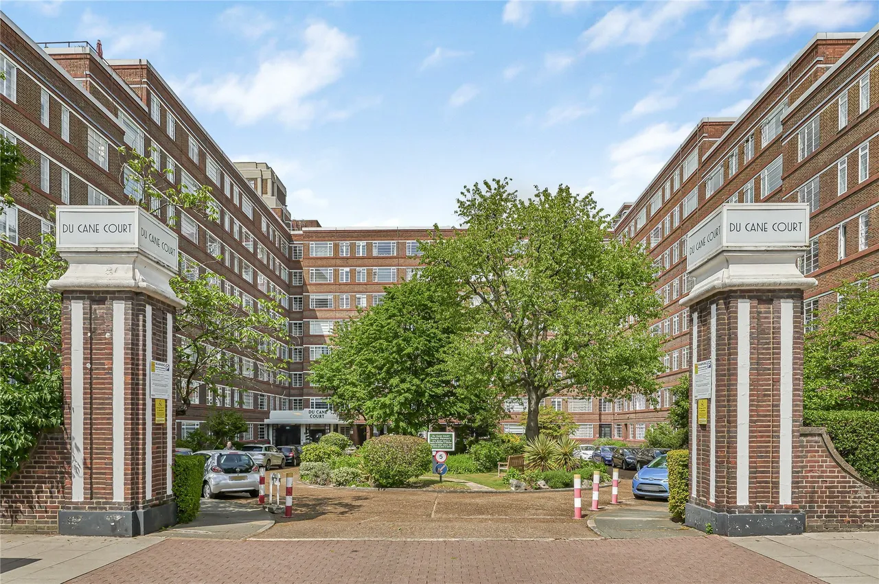 3 bed flat for sale — Balham High Road, London, SW17