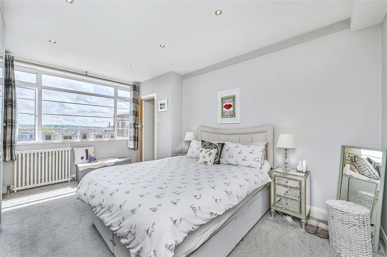 Balham High Road, London, SW17, photo 9