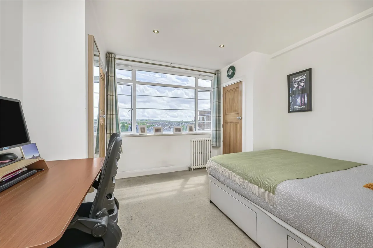 Balham High Road, London, SW17, photo 11