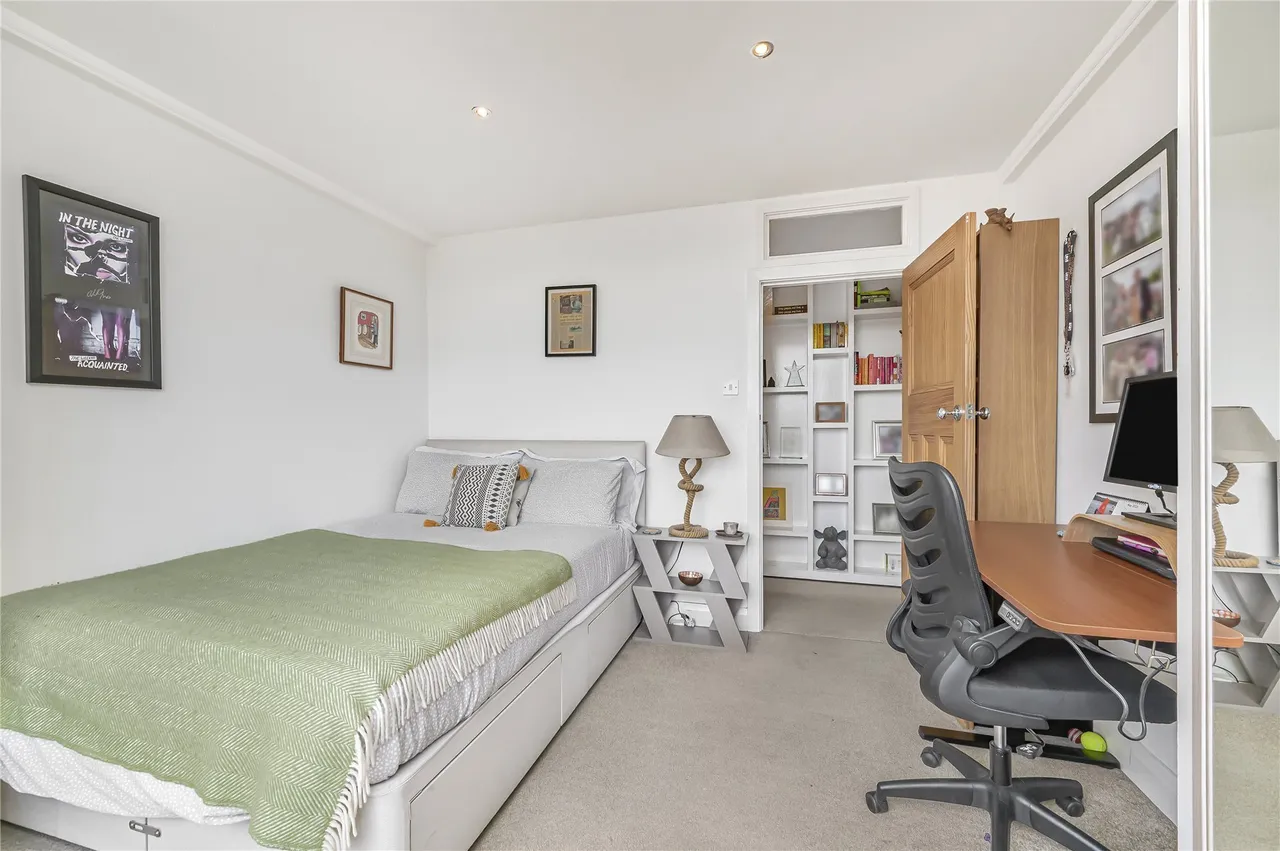 Balham High Road, London, SW17, photo 10