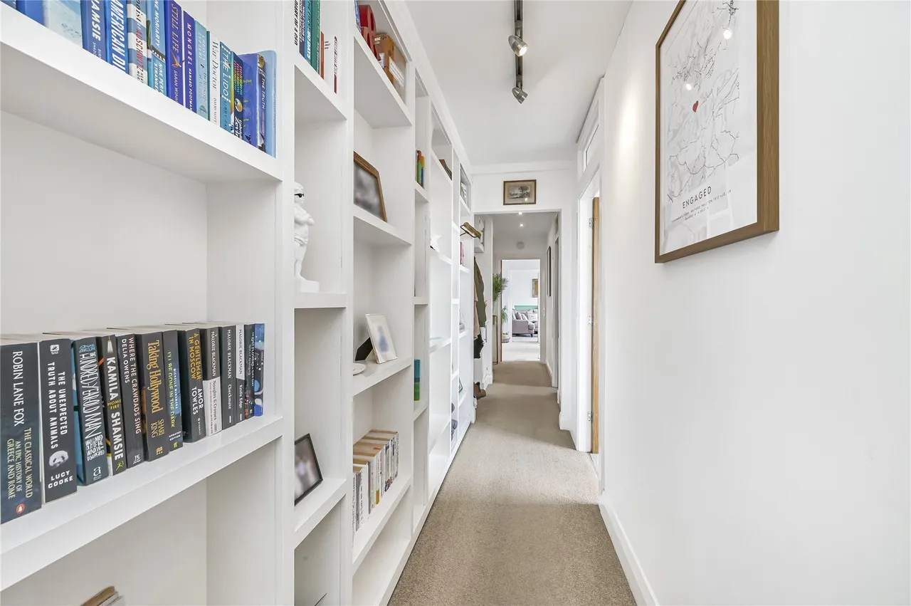 Balham High Road, London, SW17, photo 14