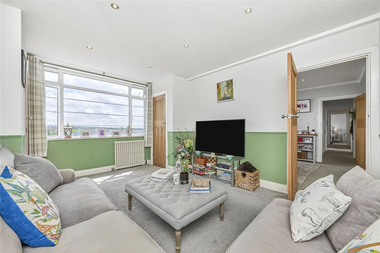 Balham High Road, London, SW17, photo 4