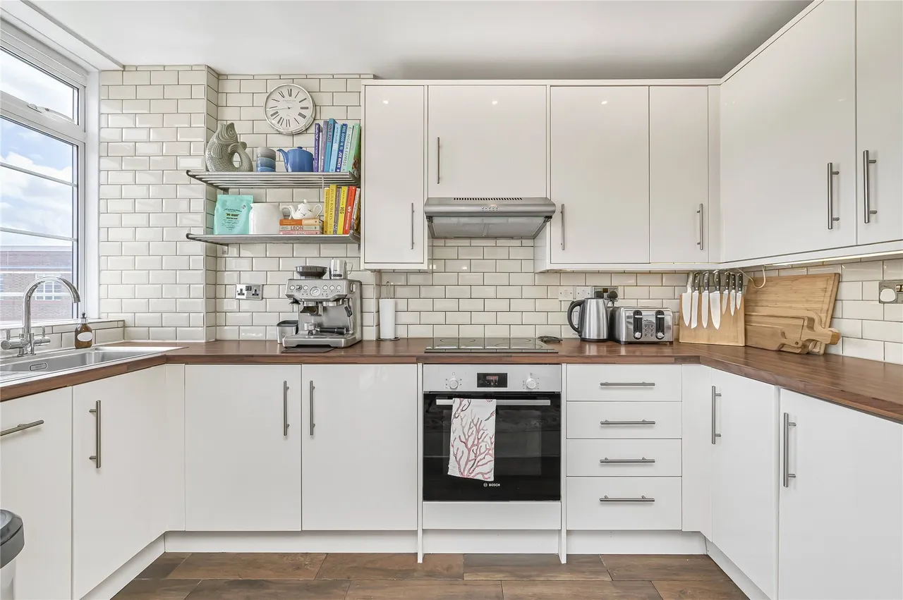 Balham High Road, London, SW17, photo 2