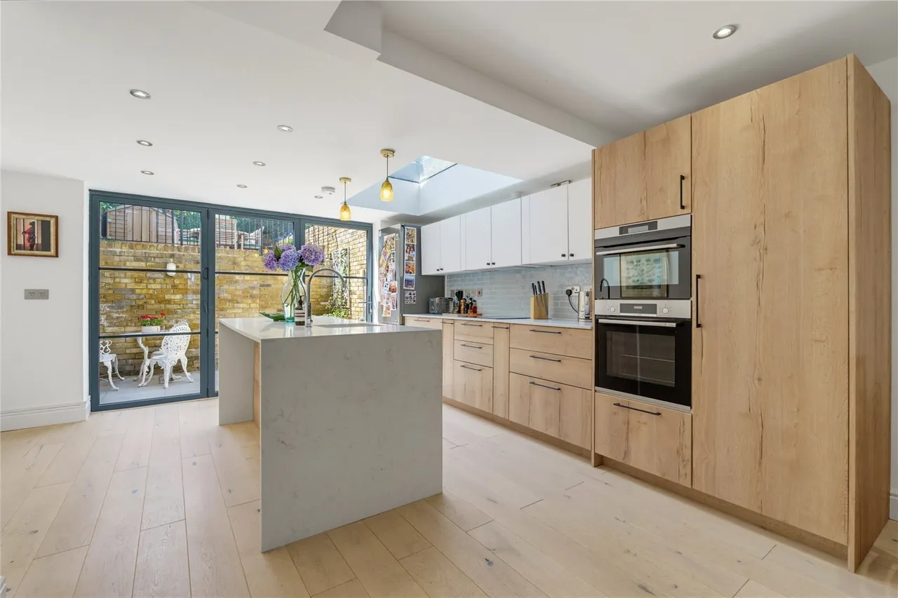 2 bed flat for sale, Auckland Road, London, SW11