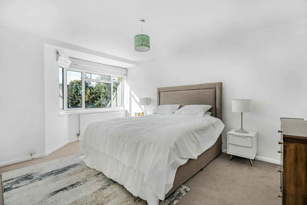 3 bed flat to rent, Queens Road, Richmond, TW10