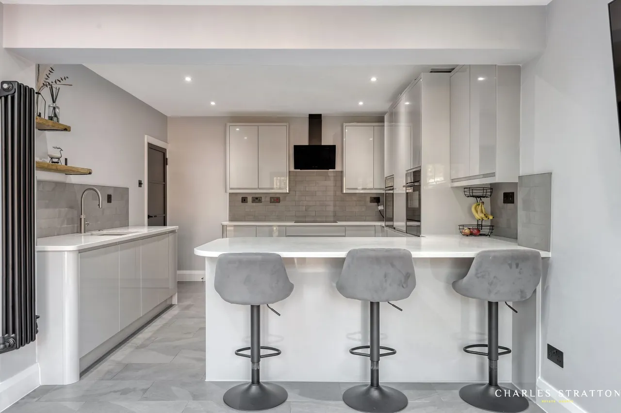 4 bed house for sale — The Ridgeway, Romford, Essex, RM2 5BU