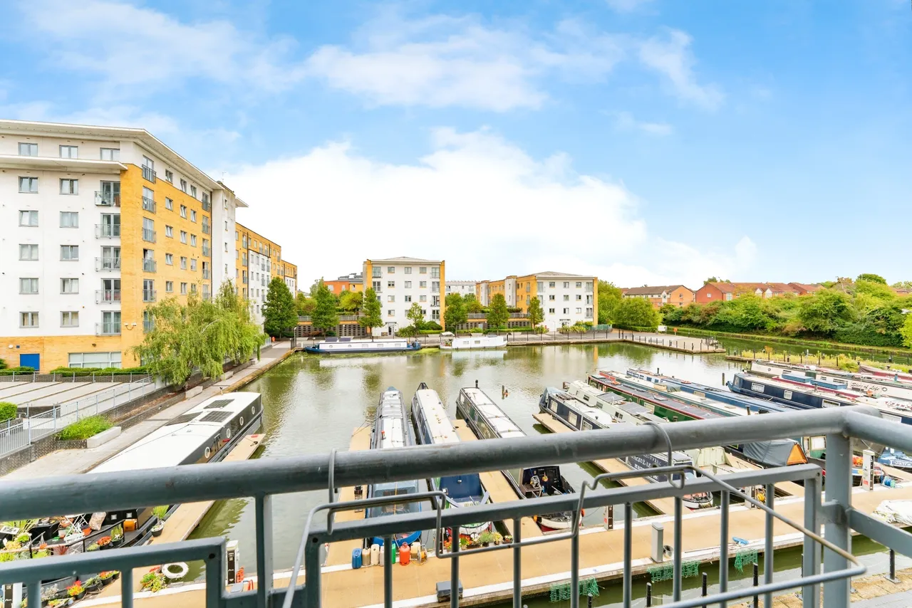 2 bed flat for sale, Waxlow Way, Northolt, UB5
