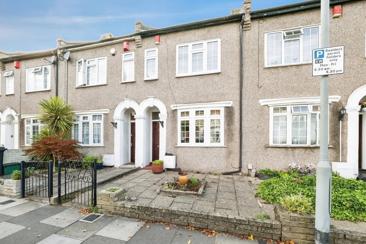 3 bed house for sale, Mulberry Way, London, E18