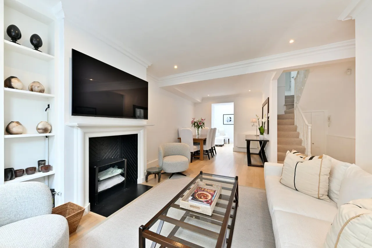 3 bed property for sale — Redcliffe Road, Chelsea, London, SW10 9NR