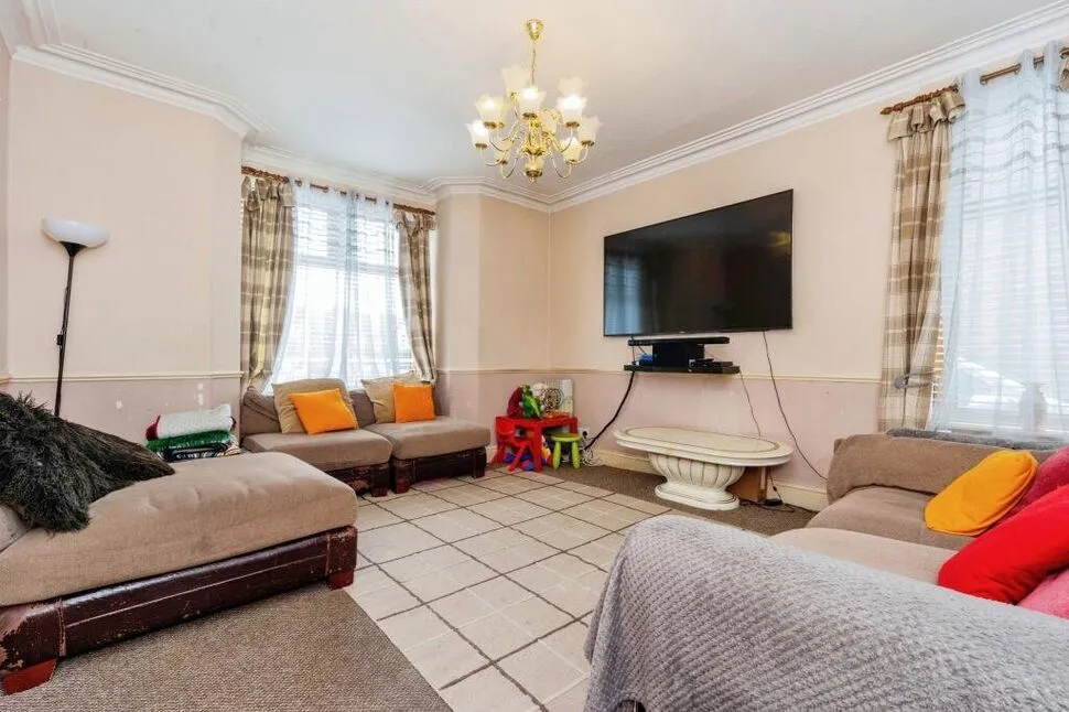 Lisburne Lane, Offerton, SK2, photo 2