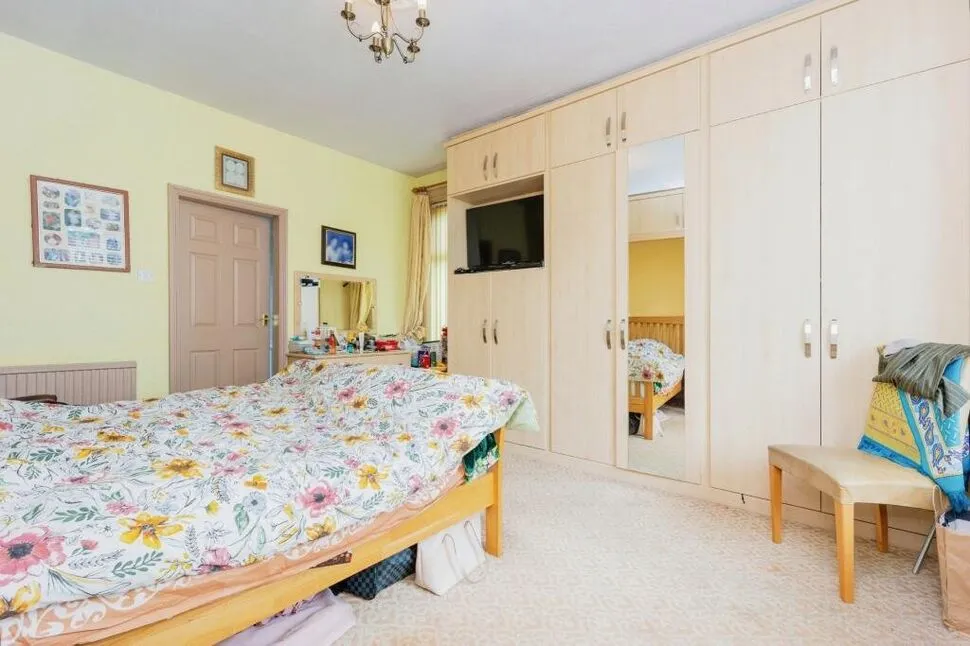 Lisburne Lane, Offerton, SK2, photo 9