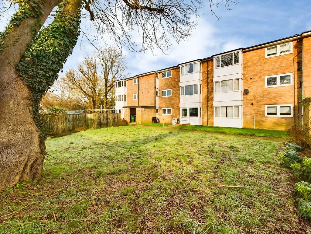 2 bed flat to rent, Kennedy Road, Horsham