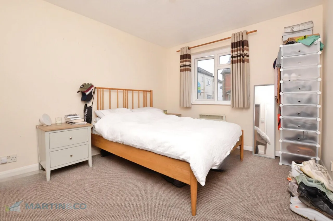 Highclere Court, Knaphill, GU21, photo 5