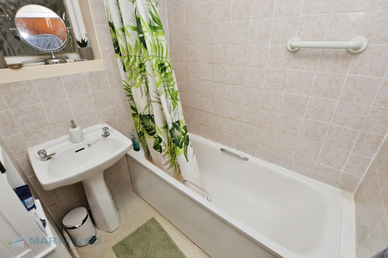 Highclere Court, Knaphill, GU21, photo 6