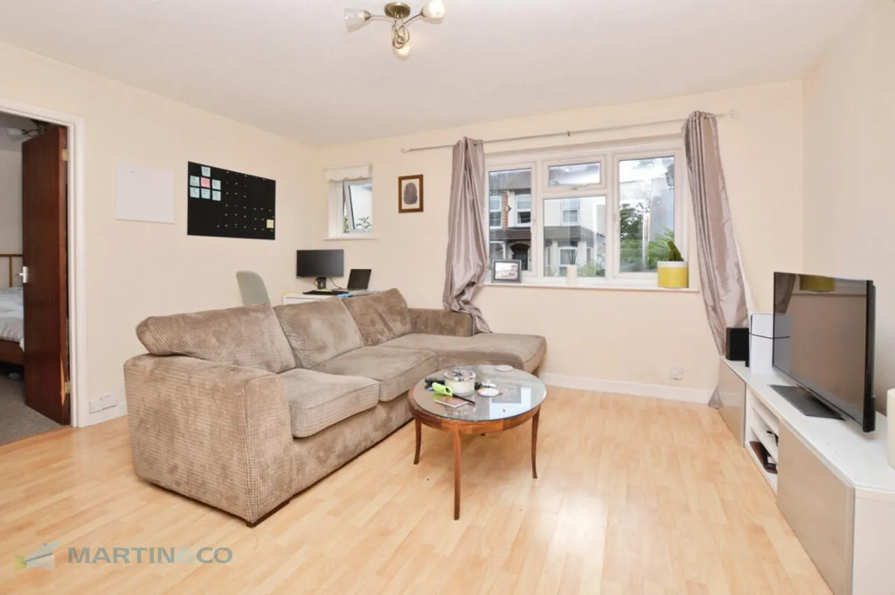 Highclere Court, Knaphill, GU21, photo 2