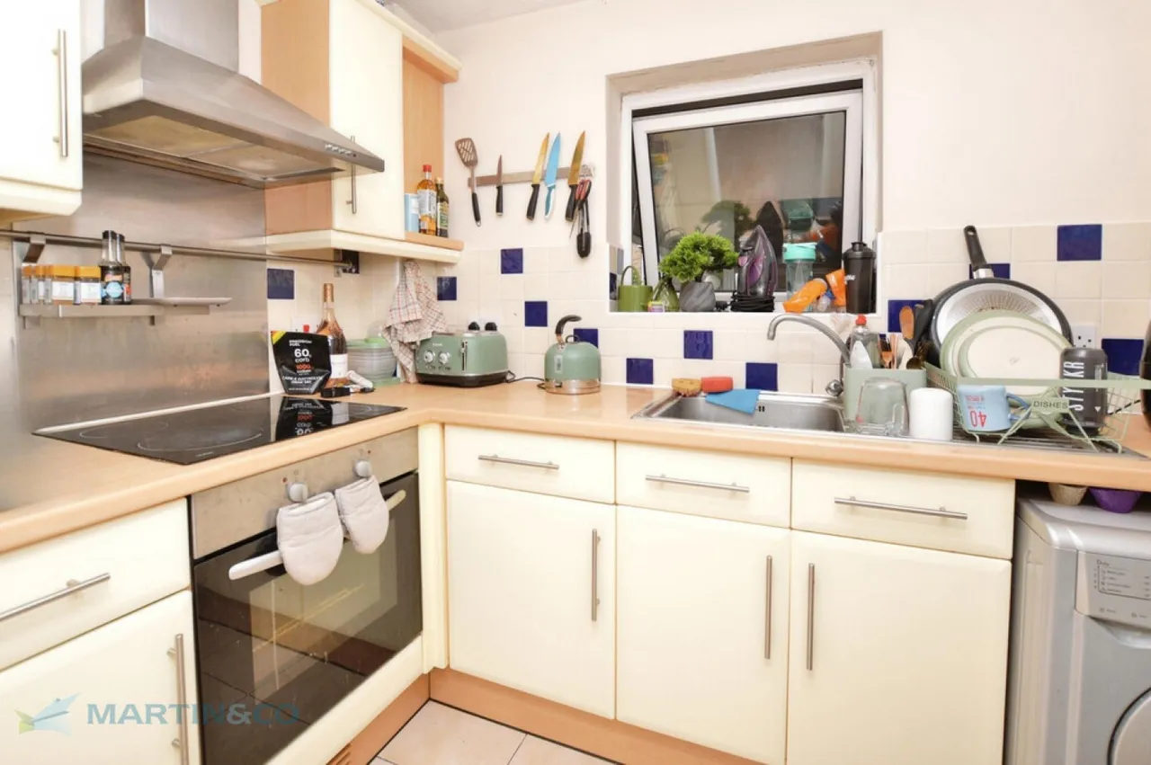 Highclere Court, Knaphill, GU21, photo 4