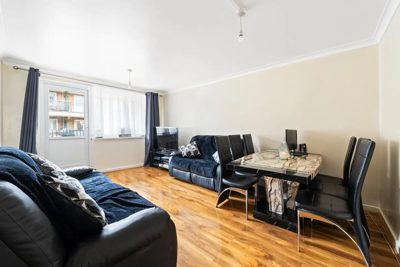 2 bed flat for sale — 26 Clifton Way, London