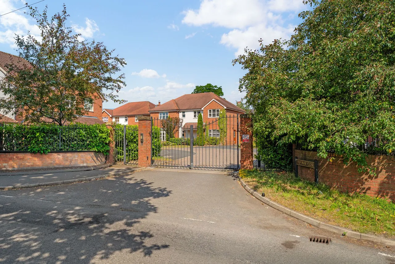 Top Park Close, Lymm, photo 34