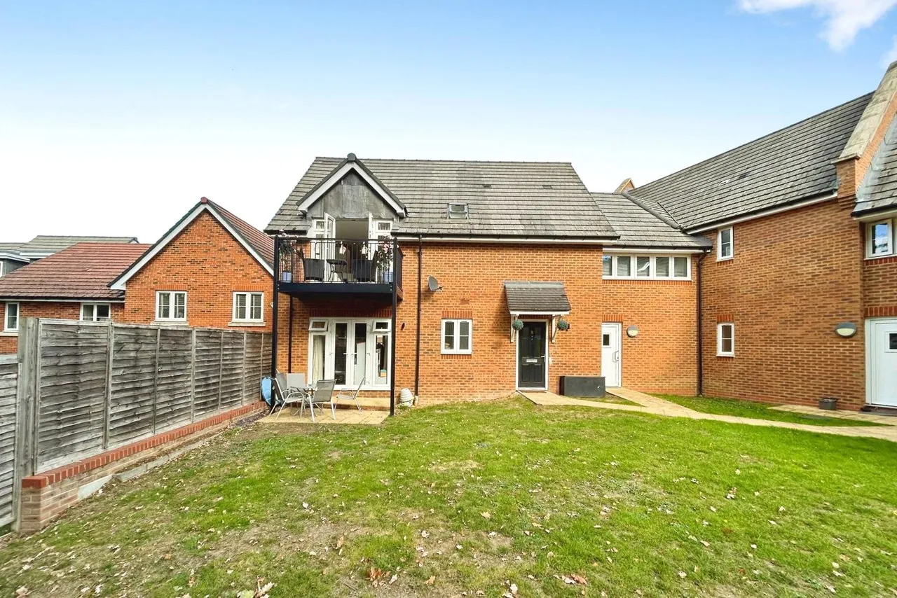 2 bed flat for sale, Lovegrove, Hook, RG27