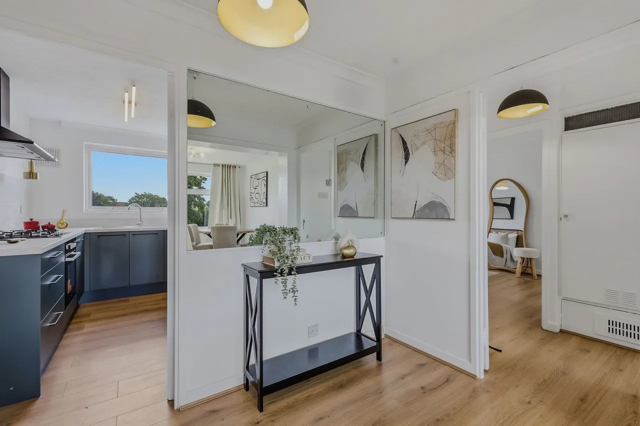 Penton Court, Staines-upon-Thames, TW18, photo 3