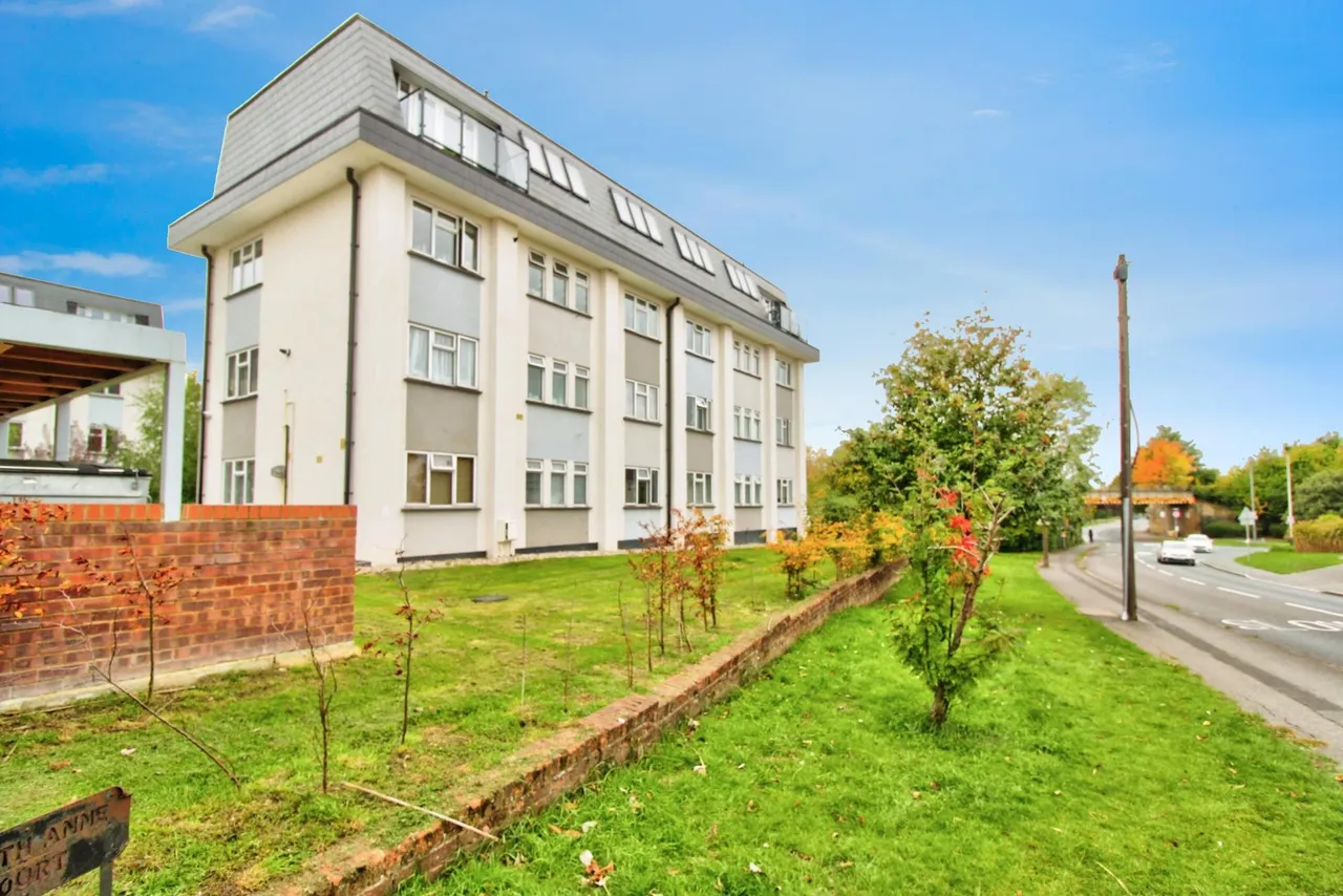 2 bed flat for sale, Westbury Terrace, Upminster, RM14