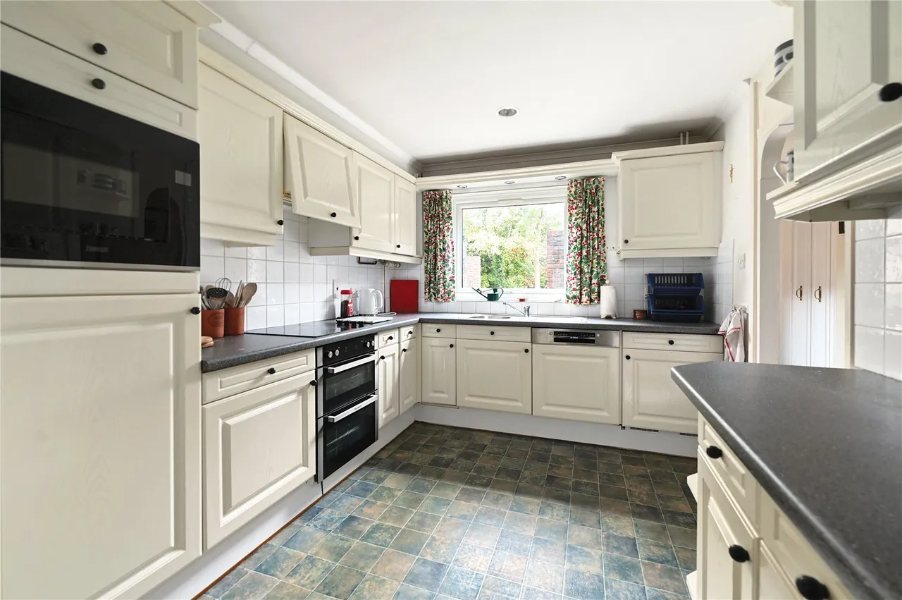 Island Close, Staines, TW18, photo 4