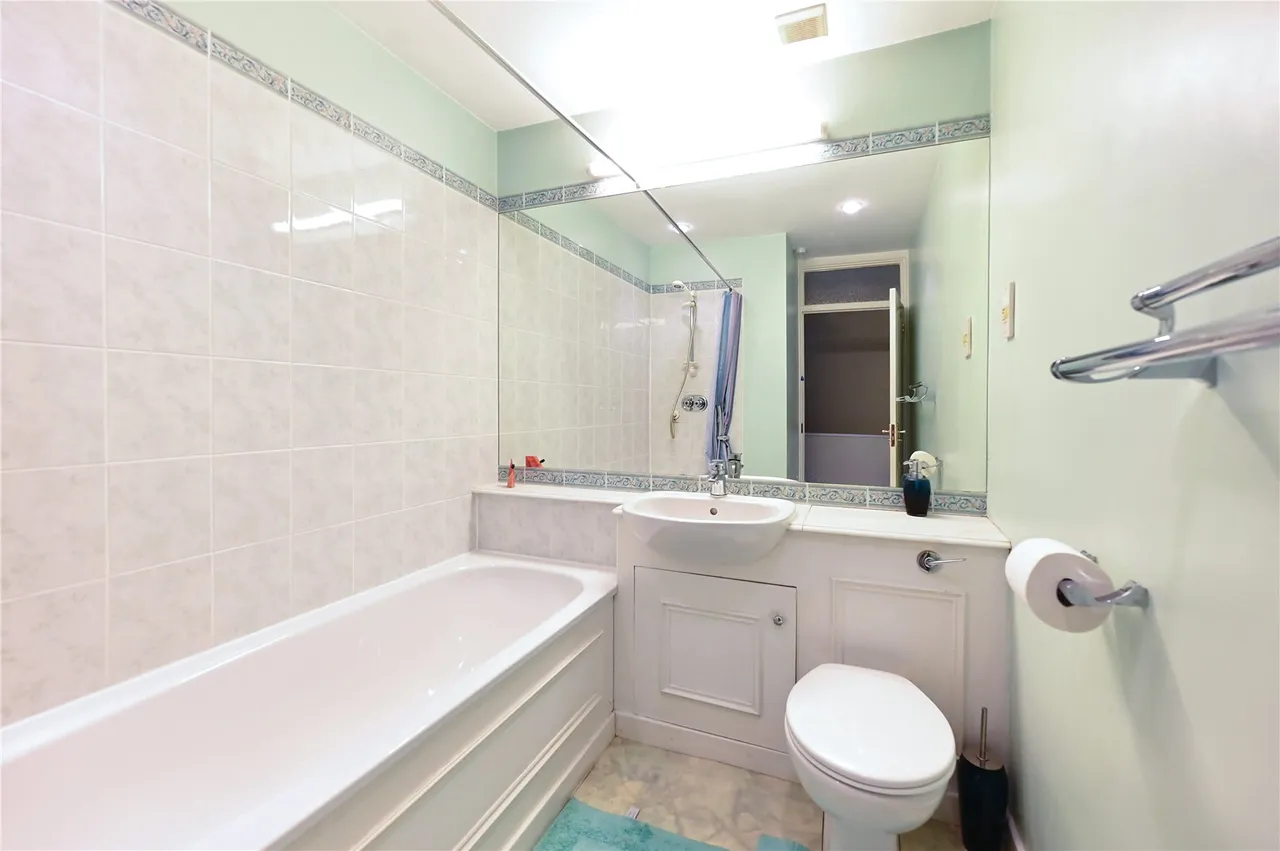 Island Close, Staines, TW18, photo 6