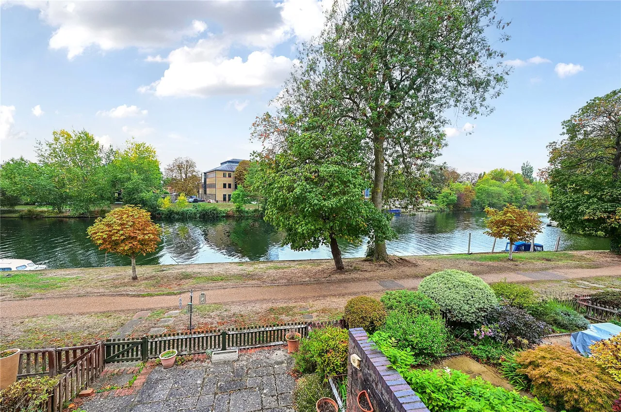 2 bed house for sale, Island Close, Staines, TW18