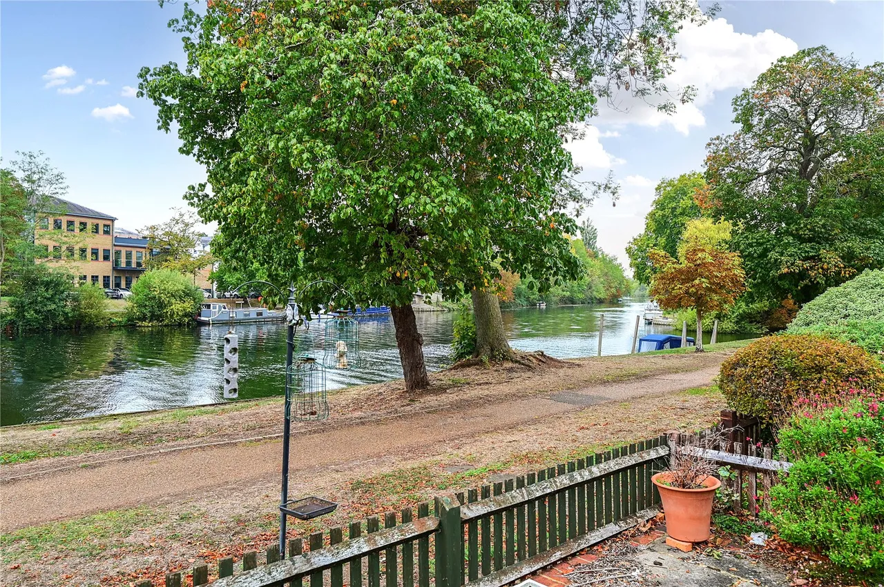 Island Close, Staines, TW18, photo 5
