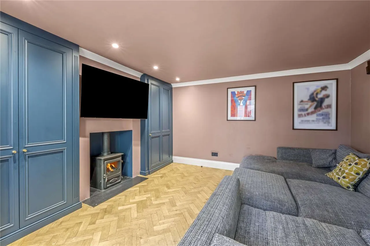 Strawberry Vale, Twickenham, United Kingdom, TW1 4SJ, photo 8