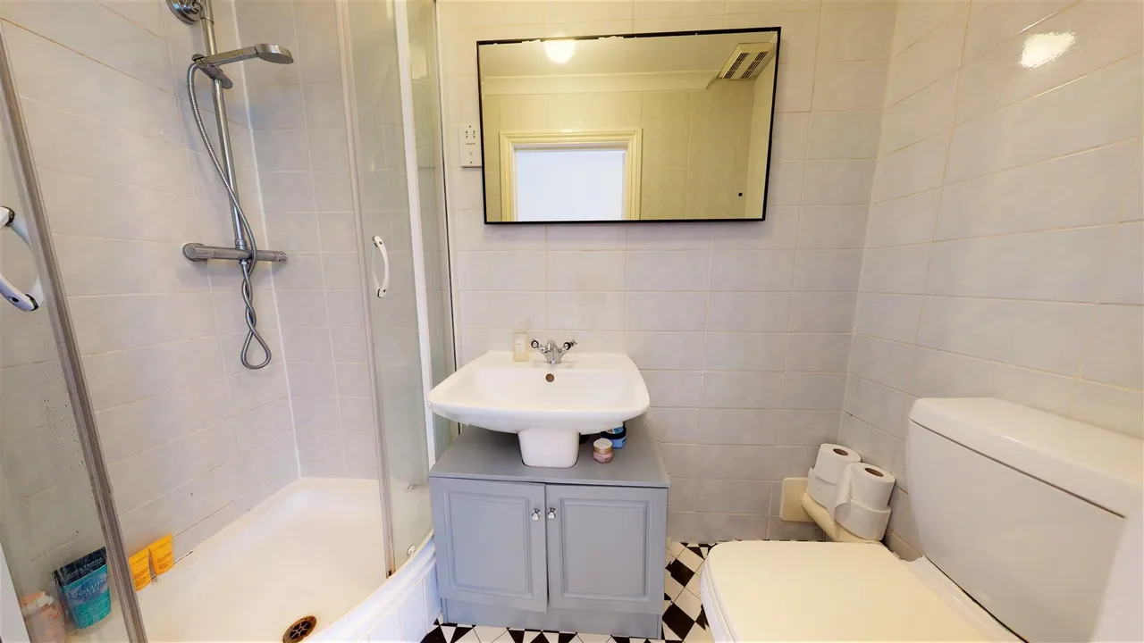 High Road, Buckhurst Hill, photo 6