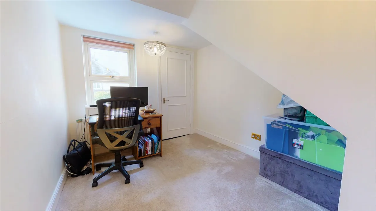 High Road, Buckhurst Hill, photo 9