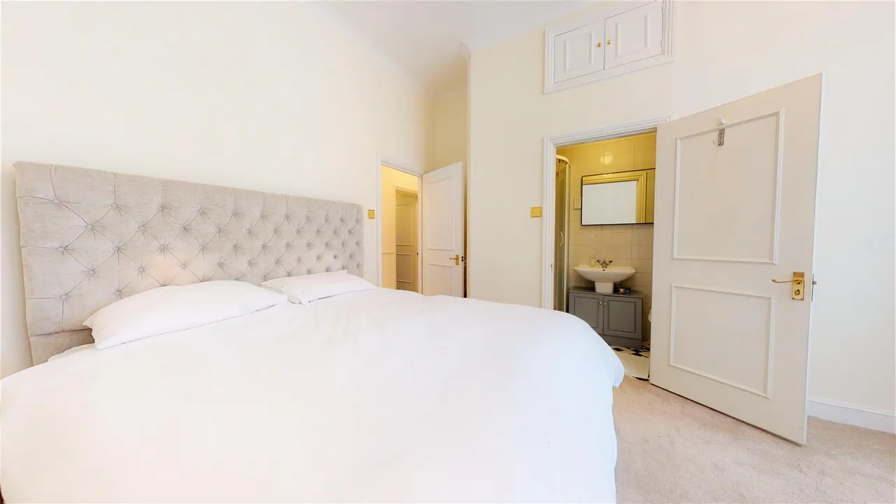 High Road, Buckhurst Hill, photo 7