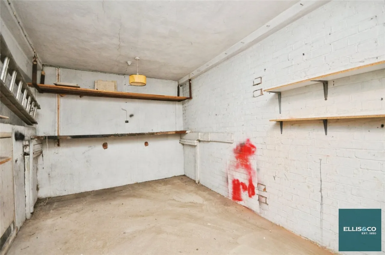 Sandringham Gardens, North Finchley, N12, photo 17
