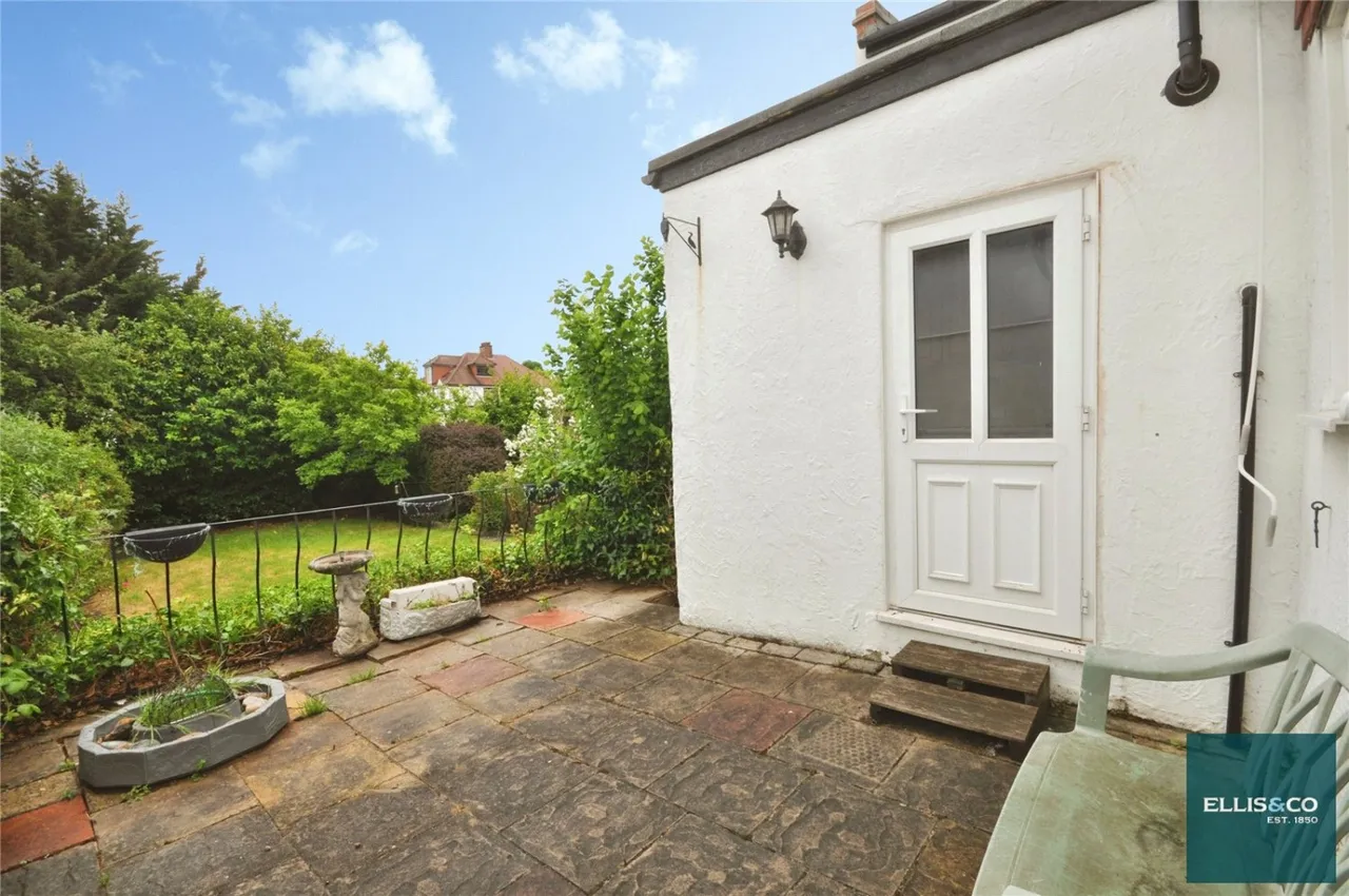 Sandringham Gardens, North Finchley, N12, photo 12