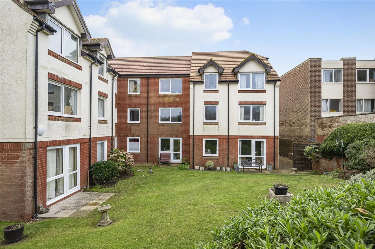 2 bed flat for sale, Marine Parade, Seaford